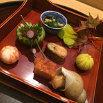 日本料理 太月 - 八寸：モロヘイヤのお浸し・いくらの醤油漬け・子持ち鮎・さつまいもの菊仕立て・白はい貝・車海老の芋蒸し・魚のすり身の卵焼き