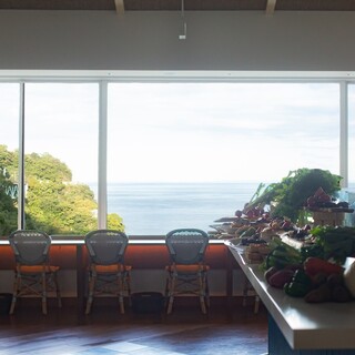 広い店内は、全席オーシャンビューで素晴らしい景色が