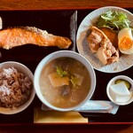 蔵元ごはん&カフェ 酒蔵 櫂 - 人気のランチメニュー、鮭の粕漬けと豚の角煮と粕汁