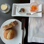 オルクドール・サロン TOKYO - 前菜と絶品のパン