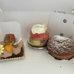 パティスリー レ・コロレ - サントノーレは少し形が崩れてしまいましたが…