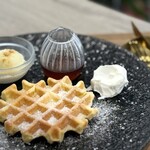 CAFE 6868 - 米粉のとうっふる
岡山県産の米粉と豆腐でしっとりふわもち食感に、甘さも控えめに仕上げてあるので、ホイップとシロップを足しながらお楽しみください！