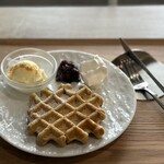 CAFE 6868 - 米粉のきな粉あんっふる
岡山県産の米粉と豆腐に北海道産粒あんときな粉を混ぜ合わせふわもち食感に仕上げたワッフルに、追い粒あん&きな粉でお楽しみください！