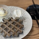 CAFE 6868 - 米粉の黒ゴマとうっふる
岡山県産の米粉と豆腐に黒ゴマペーストと擦りゴマをダブルで混ぜ合わせて、ふわもち食感に焼き上げた黒ゴマ好きには堪らないワッフルになっています！