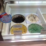 サーティワンアイスクリーム - 店内アイスショーケース