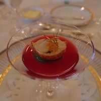 レ セゾン - グレープフルーツが香る
                オマール海老とビーツのカクテル。