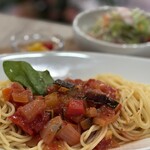 CAFE 6868 - 冷静カポナータ風パスタ
氷水でシメた麺に彩り野菜たっぷりの濃厚で冷たいトマトソースを絡めてお楽しみください！
ボリュームたっぷりなので途中味変でミルクを入れてクリーミーに楽しむこともできます！