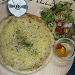 CAFE 6868 - ツナとチーズのピザ
たっぷりツナとチーズに細かく刻んだピクルスがアクセントに！
旨味と食感を引き立ててくれます！！
パンタイプのもちもち生地でお楽しみください