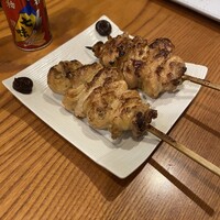 里葉亭 - 皮　胸の皮との事、独特の匂いがします