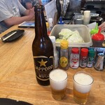 秋元屋 - 瓶ビールは黒ラベルと赤星が選べる。