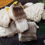 府中日本酒バルTOKUTOUSEKI - 季節のおすすめからハモの湯引き～特製梅肉添え～980円