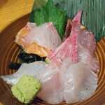 府中日本酒バルTOKUTOUSEKI - お通し510円は前回購入したスタンプカードでいつものお通し自家製おぼろ豆腐をお刺身7種盛りに変更