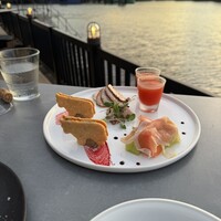 Re：Journal - たべっ子ど⚫︎ぶつ風に挟まるのはレバーパテ。赤いショットはスイカのスープ。この時期外せない生ハムメロンと。