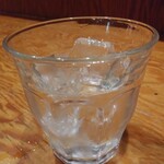 府中日本酒バルTOKUTOUSEKI - 和らぎ水は自動でサーブ