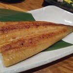 府中日本酒バルTOKUTOUSEKI - うなぎの白醤油焼き半尾2,030円
       with田酒 山廃仕込み 特別純米