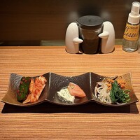 Cossott’e sp 麻布十番店 - 有機野菜のキムチ盛り合わせ
                    トマトとモッツァレラのカプレーゼ
                    有機野菜のナムル盛り合わせ