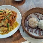 健民ダイニング - ピリ辛ビーフンと点心！ご飯の点心の中にお肉♪