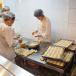 小杨生煎馆 - 黙々と包んでます。