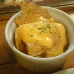 ザ・コーナー ハンバーガー＆サルーン - サービスのトルティーヤチップスのチーズ掛け。