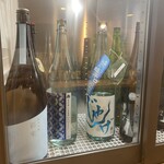 角打ち＋81 カネセ商店 - 好きな日本酒をチョイスできる冷蔵ケース
