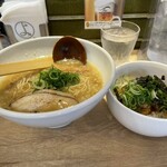 よってこや - 鶏ガラとんこつ醤油＋チャーシューご飯 980円＋無料