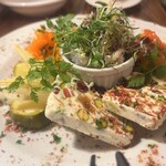 グレーヌマルシェ 野毛店 - 手前の、クリームチーズのテリーヌ美味