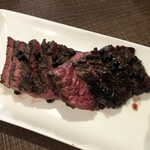 肉山 - 7．国産和牛の横隔膜サガリ（塩漬け黒胡椒のせ）