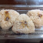伊勢屋本店 - 料理写真:おにぎり3個 赤飯￥240