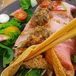 ホテルグランドプラザ浦島 - ガレットの中身もお野菜でギッシリ✨キャベツと紫キャベツのザワークラウトもたっぷり♡ガレットの素朴な香ばしさとローストビーフ、野菜、レホールソースの絶妙ハーモニー( *´艸)