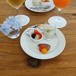 ホテルグランドプラザ浦島 - 前菜3種とドリンク✨夏野菜のピクルス、玉ねぎの冷製ポタージュ、ローストビーフのマリネ✨夫はジンジャーエール、私はピンクグレープフルーツ♡