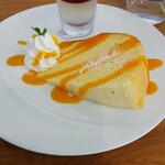 ホテルグランドプラザ浦島 - 夫は+300円でスィーツもセット♫ 本日はマンゴーソースのシフォンケーキとベリーのゼリー✨