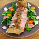 ホテルグランドプラザ浦島 - ガレットローストビーフ✨大皿にインパクト大なガレットΣ(･ω･ﾉ)ﾉ レフォールソースがまた西洋ワサビの辛味とバルサミコ酢の酸味が相まってめっちゃ好み( *´艸)