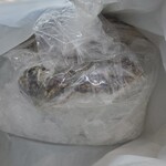 魚吉水産 - 車載の冷蔵庫に入れた後の真牡蠣
      氷こんなに沢山入れて頂いて有難うございました