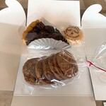 焼き菓子とタルトの店 ナイツ・ブリッジ - チョコレートタルト　レーズンバターサンド　アーモンドココアクッキー