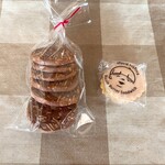 焼き菓子とタルトの店 ナイツ・ブリッジ - アーモンドココアクッキー(420円)とレーズンバターサンド(220円)