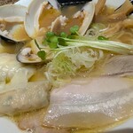 彩色ラーメンきんせい 高槻本店 - 蛤だしの醤油雲呑麺