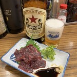 立呑み処 入部酒店 - 赤星大瓶と鯨ホホ肉