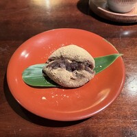 蕎麦懐石 無庵 - 中身は小豆餡