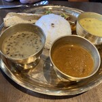 アジアンダイニング LUMBINI おおたかの森店 - ランチのダルバート（10食限定）ドリンク付。見えないけど、ご飯の向こう側におかずがあります。