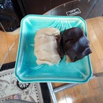 赤福 - 型崩れしてしまうので
取り分けて食べるのには向かない

箱からヘラで食べてくのが
デフォな食べ方だと思える