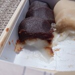 赤福 - ◯黒餅
モッチリなめらかなで柔らか食感な餅の上から

黒糖の甘み、コク感があるこし餡が
上から塗り重ねられていて

黒糖の甘みの引き感は悪いけれど
黒糖でしか出せない旨味感、コク感もある