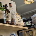 魚善 - ウイスキーも豊富です