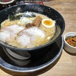 らあめん花月嵐 - 料理写真:嵐げんこつらあめん+激辛壺ニラもやし(無料) 900円