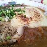 ぎょうざ家 ひろ - 炙りチーズがトッピングされています