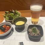 309863921 - 生ビール、コーンのスープ、サラダ、キムチ、アギの湯引き