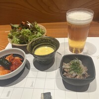 焼肉割烹 天の - 生ビール、コーンのスープ、サラダ、キムチ、アギの湯引き