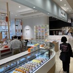 Fuji Iya Eki Omiyagekan Ten - This is Fuji Iya, the one that does not sell Momiji Manju.