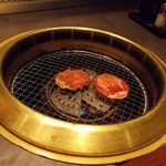 牛角 - タンを焼いています