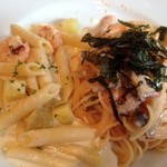 OSTERIASUDO - パスタ２種盛り：海老とサツマイモのクリームソース（左）とキノコと明太子のパスタ（右）