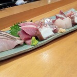さじ - 刺身盛り合わせ2人前（鰆焼霜、メジマグロ、地蛸、地鯵、アイナメ、天然カンパチ、金目鯛）